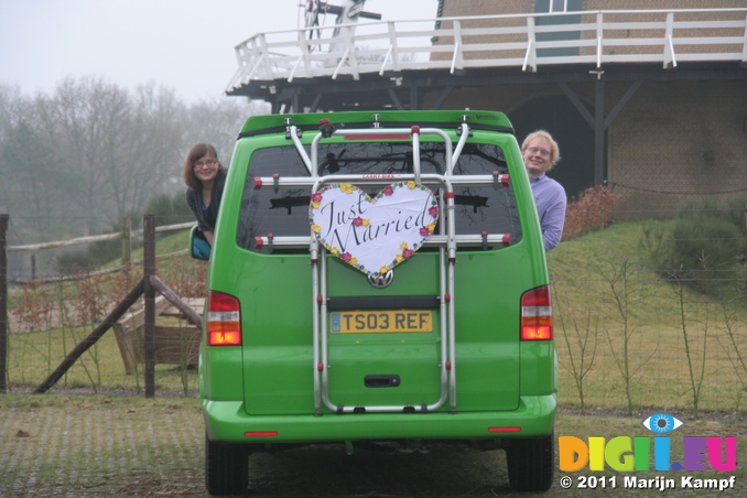 IMG_7317 Marijn and Jenni leaning out van with Just Married sign